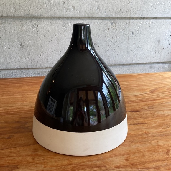 Medium sized vase for dry arrangements - Picture 3 of 8